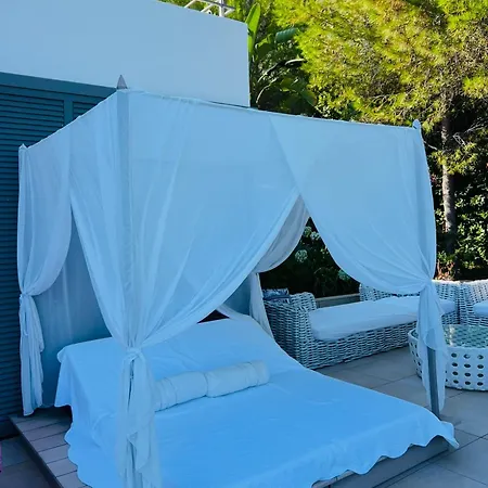 Contemporary With Sea View, Infinity Swimming Pool, Gym , Cinema Room,lift