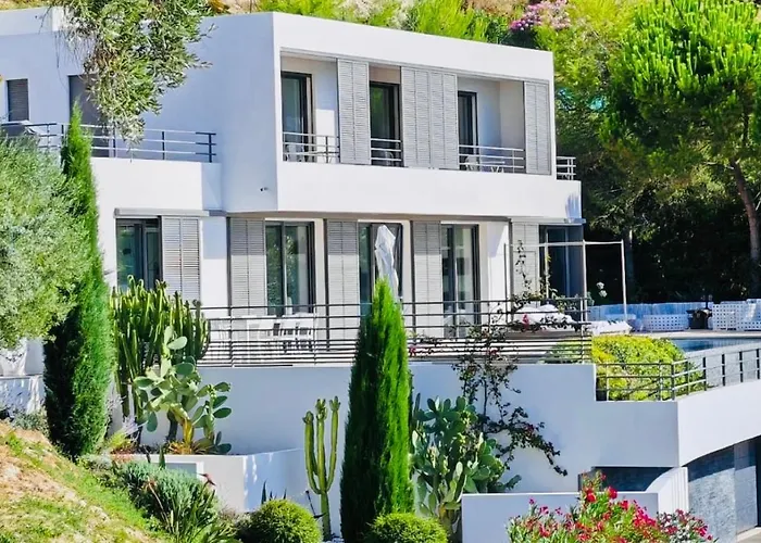 Contemporary With Sea View, Infinity Swimming Pool, Gym , Cinema Room,lift نيس