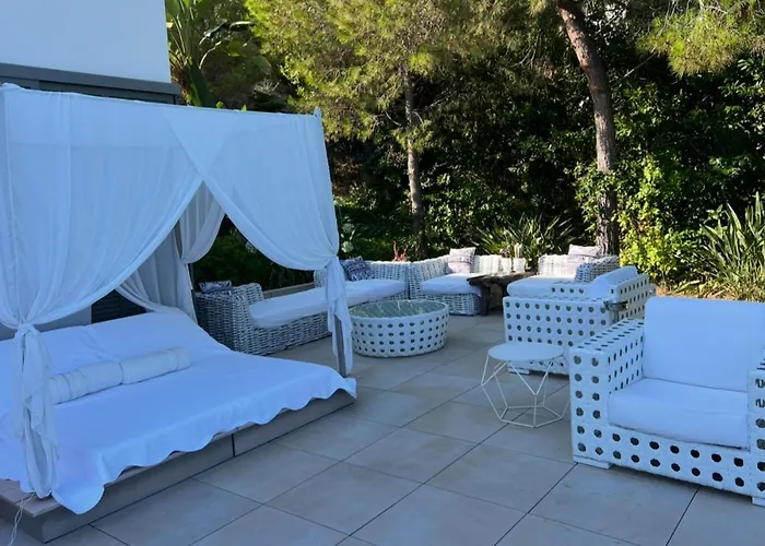 Contemporary With Sea View, Infinity Swimming Pool, Gym , Cinema Room,lift