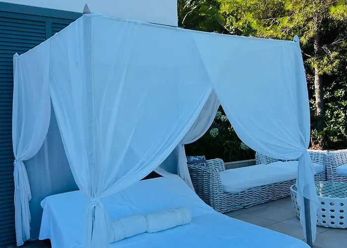 Contemporary With Sea View, Infinity Swimming Pool, Gym , Cinema Room,lift